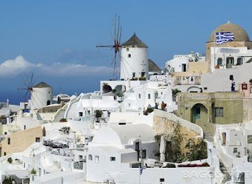 greece/santorini/oia/landmark/views-of-santorini-and-caldera