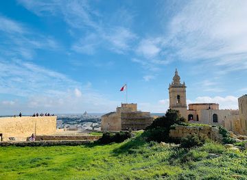 malta/gozo/landmark/foso-e-interior-citadelle-de-victoria
