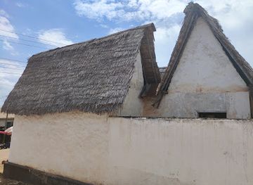 ghana/ashanti-confederacy/landmark/asante-traditional-building-ejisu-besease