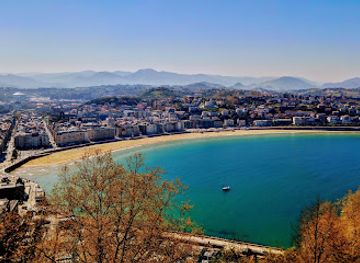 spain/san-sebastian/parte-vieja-old-town/landmark/jesusen-bihotza-estatua