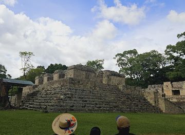 honduras/colon-region/landmark/macaw-mountain-bird-park