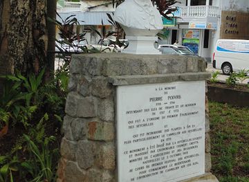 seychelles/ile-d-aurore/landmark/pierre-poivre-statue