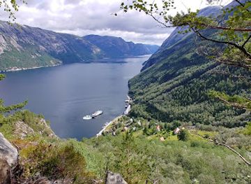 norway/preikestolen/landmark/kalleliklimpen-and-cliff-hike