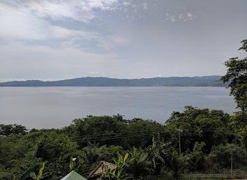 ghana/ahafo-region/landmark/lake-bosomtwe