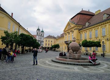 hungary/szekesfehervar/landmark/aunt-kati-statue