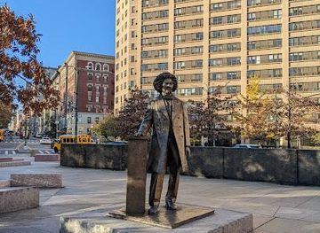 new-jersey/jersey-city/landmark/frederick-douglass-cir