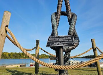 illinois/corn-belt/landmark/world-s-largest-square-knot