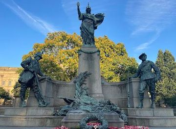 united-kingdom/north-west-england/landmark/queen-victoria-equestrian-statue