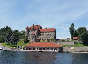 new-york/north-country/landmark/singer-castle