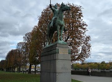 france/picardy/landmark/equestrian-statue-of-simon-bolivar