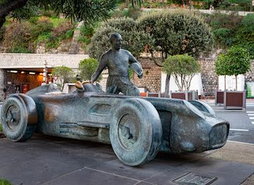 monaco/cap-d-ail-beach/landmark/juan-manuel-fangio-statue