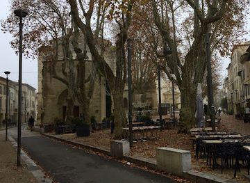 france/avignon/pont-saint-benezet/landmark/place-des-corps-saints