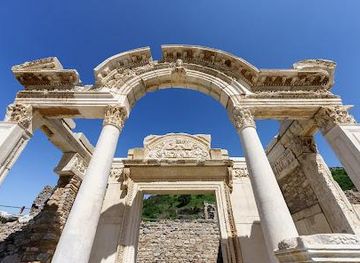turkiye/kusadasi/landmark/temple-of-hadrian