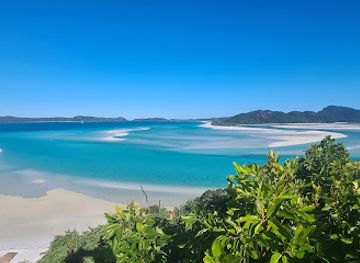 australia/whitsunday-islands/landmark/true-blue-sailing
