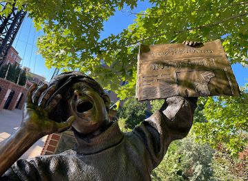 colorado/boulder/landmark/the-newsboy-statue