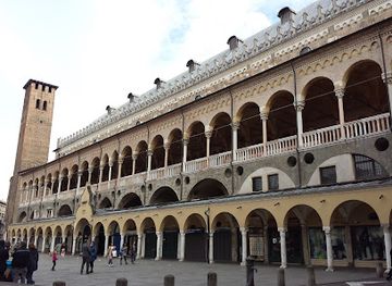 italy/veneto/landmark/piazza-della-frutta