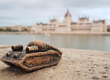 hungary/tatabanya/landmark/mini-tank-sculpture-kolodko