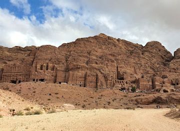 jordan/petra/landmark/lion-triclinium