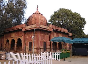 india/delhi/south-extension/landmark/lal-bangla-monument