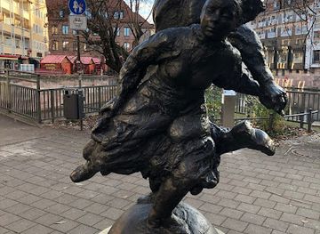 germany/nuremberg/gostenhof/landmark/dancing-couple-statue