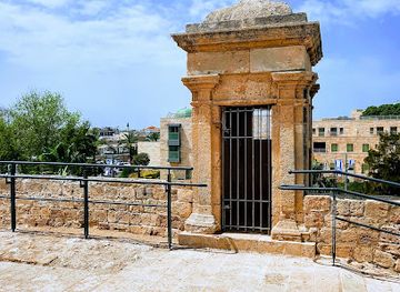 israel/akko/bahai-gardens/landmark/old-akko-walls