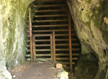 missouri/great-plains/landmark/round-spring-cave