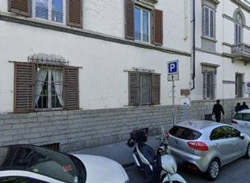 italy/san-gimignano/landmark/piazza-della-indipendenza-2