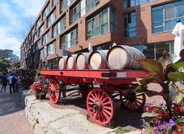 canada/toronto/distillery-district/landmark/old-wagon-with-barrels