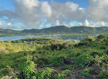 antigua-and-barbuda/fig-tree-drive/landmark/middle-ground-trail