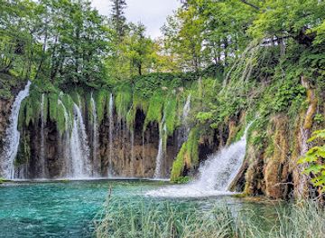 croatia/plitvice-lakes-national-park/landmark/plitvice-ticket-office-entrance-1