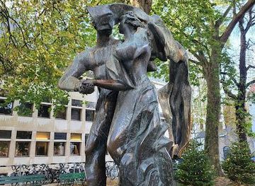 belgium/ghent/landmark/the-lovers-sculpture