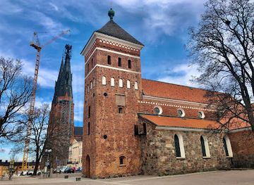 sweden/uppland/landmark/helga-trefaldighets-kyrka