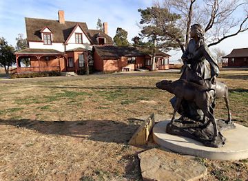 texas/south-plains/landmark/molly-goodnight-statue