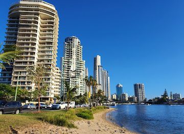 australia/surfers-paradise/landmark/budds-beach