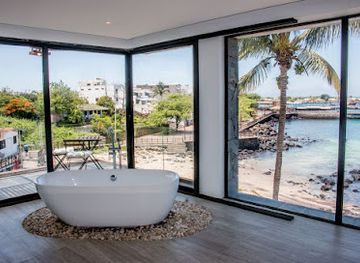 ecuador/puerto-baquerizo-moreno/landmark/golden-bay-galapagos