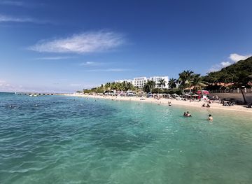 jamaica/north-coast/landmark/doctor-s-cave-bathing-club