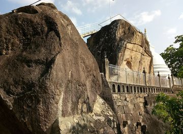 sri-lanka/matale-district/landmark/dambulla-royal-cave-temple-and-golden-temple