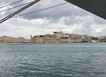 malta/western-district/landmark/grandmaster-palace-courtyard
