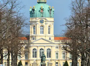 Mittelpromenade der Schlossstraße am Schloss Charlottenburg