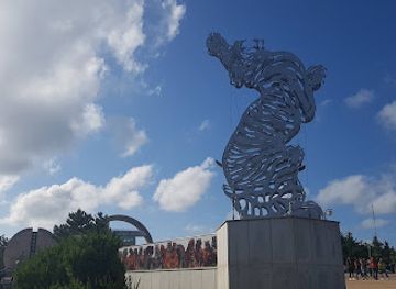 south-korea/pohang/landmark/hand-of-mutual-shake