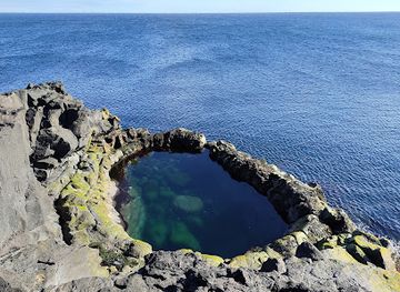 iceland/reykjanes-peninsula/landmark/brimketill-lava-rock-pool-parking