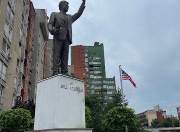 kosovo/has/landmark/bill-clinton-statue