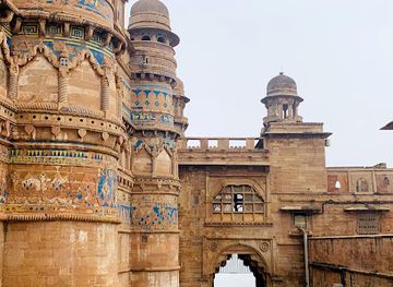 india/gwalior/landmark/assi-khamba-ki-bawadis