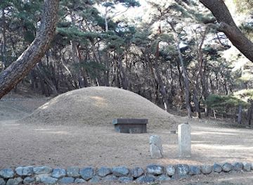 south-korea/gyeongju-historic-areas/landmark/tomb-of-king-beopheung-of-silla