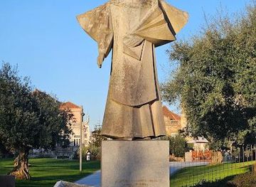 portugal/braga/landmark/estatua-do-bispo-d-antonio-ferreira-gomes