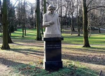 poland/warsaw/landmark/c-k-norwid-monument