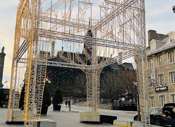 canada/montreal/landmark/place-jacques-cartier