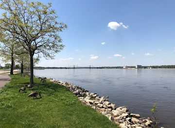 illinois/driftless-area/landmark/celebration-river-cruises