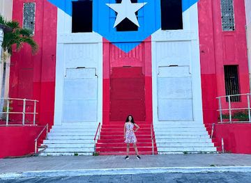 puerto-rico/arecibo-region/landmark/bandera-hectorpr-arecibo-edificio-instituto-del-karso-de-puerto-rico-y-el-caribe
