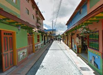 colombia/guatape/landmark/calle-de-los-paraguas